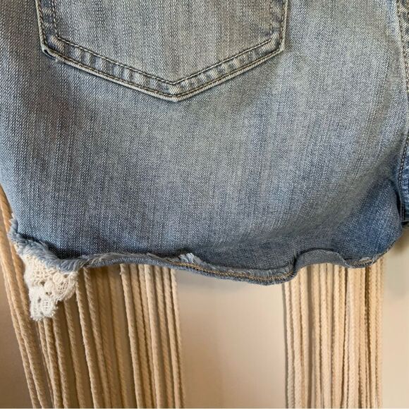 TORRID Women’s Lace Trim Distressed Raw Hem Denim Shorts Size 20 - Picture 7 of 11